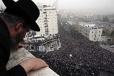 Judeu ultra-ortodoxo olha para um evento de oração em massa em Jerusalém. (Foto: Reuters/Darren Whiteside)