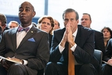 O capelão do Senado, Barry Black [à esquerda], sentado junto aos senadores John Thune, Heidi Heitkamp, Jon Tester e Chuck Grassley. (Foto: M.Scott Mahaskey/Politico)