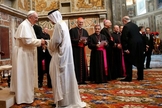 Papa Francisco cumprimenta muçulmanos pessoalmente no Vaticano no fim do Ramadã. (Foto: AP/Lapresse)