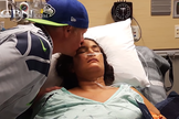 Gina Michelles estava sem sinal de vida, mas a fé de seu marido mudou o quadro clínico. (Foto: Reprodução/CBN News)