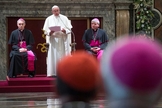 Papa Francisco fala em reunião anual com os principais funcionários da Cúria Romana e do Estado da Cidade do Vaticano. (Foto: CNS/Claudio Peri via Reuters)