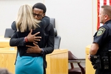 Brandt Jean abraça a assassina de seu irmão, Amber Guyger, durante audiência em Dallas. (Foto: Tom Fox)
