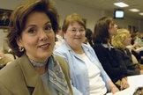 A juíza de paz Dianne Hensley, à esquerda, foi denunciada por se recusar a fazer casamentos homoafetivos. (Foto: AP/Harry Cabluck)