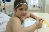 Júlia Abrame comemora sucesso de transplante de medula óssea. (Foto: Arquivo Pessoal/Adriana Abrame)