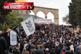 O pregador palestino Nidhal Siam diante de uma multidão de fiéis muçulmanos na Mesquita Al-Aqsa. (Foto: MEMRI)