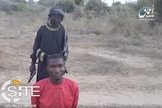 Imagens divulgadas pelo Estado Islâmico mostra uma criança de 8 anos realizando a execução de um cristão nigeriano. (Foto: SITE Intelligence Group)