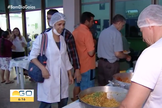 Voluntários da igreja distribuem comida para acompanhantes e funcionários de UPA. (Foto: Bom Dia Goiás/TV Anhanguera)
