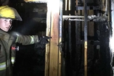 Bombeiro aponta para um dos versículos que não foi atingido pelas chamas. (Foto: Livingston Parish Fire Protection District #2)