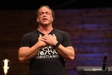 Todd White lutou contra o vício em drogas, alcool e pornografia, que o atormentaram desde a infância e hoje é evangelista. (Imagem: Youtube / Reprodução)