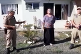 Comandante-geral da PM de Santa Catarina foi até a casa de Carina Andrade da Silva. (Foto: Reprodução)