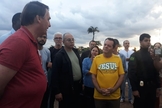 O presidente Jair Bolsonaro na porta do Palácio da Alvorada recebe oração de líderes religiosos no final da tarde de domingo (5). (Foto: Reprodução/Canal Bruno Christian)