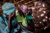 Uma mulher cristã ora enquanto assiste ao culto de domingo na Igreja Ecwa,no Estado de Kaduna, Nigéria, em 14 de abril de 2019. (Foto: LUIS TATO/AFP via Getty Images)