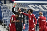 Alisson Becker, goleiro do Liverpool, aponta para o céu após surpreendente vitória. (Foto: Rui Vieira/Reuters)