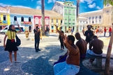 Evangelistas durante pregação pública em Salvador, na Bahia. (Foto: Evangelismo Por Fogo)