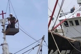 Empreiteiros do PCC do Condado de Qushan removendo uma cruz de um barco de pesca. (Foto: ChinaAid).