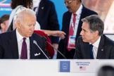 Antony Blinken ao lado de Joe Biden na Cúpula do G20 em Roma. (Foto: Departamento de Estado/Ron Przysucha)