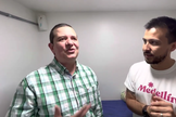 Mauricio foi curado após receber oração. (Foto: Paul Rapley Ministries/YouTube)