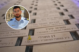 Pin com o laço amarelo, símbolo dos reféns de Gaza, correspondente a Ran Gvili, o último refém a ser devolvido, no painel no National Memorial Hall. (Captura de tela/Vídeo: Ministério da Defesa)