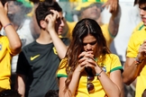 Bruna Marquezine, quando ainda namorada Neymar, orando durante jogo do Brasil. (Foto: Reprodução)
