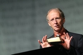 O teólogo John Piper afirma que é preciso arrancar o vício em entretenimento pela raiz. (Foto: Reprodução)