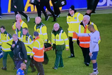 Imagem registra momento em que o meia brasileiro Lucas Moura ora por oponente. (Foto: Reprodução/Twitter)