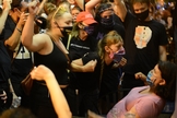 Ativistas confrontam mulher em restaurante por se recusar a levantar o punho em gesto de apoio. (Foto: Fredrick Kunkle/The Washington Post)
