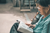 Imagem ilustrativa de chinês durante leitura. (Foto: Pexels/Zhang Kaiyv)