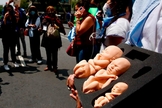 Manifestantes pró-vida em frente ao Supremo Tribunal de Justiça do México. (Foto: EFE/Carlos Ramírez)