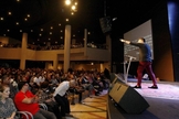 Pastor Felippe Valadão durante pregação na Igreja Lagoinha Niterói. (Luiz Ackermann / Agência O Globo)