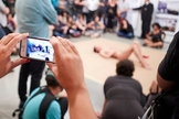 Artista nu durante a performance “La bête”, onde foi tocado por crianças. (Foto: Atraves\\)