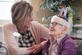 Jeanne Hansen com Merle Phillips, de 111 anos, durante sua festa de aniversário. (Foto: Mark Black|Staff Photographer)
