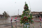 Árvore do lado de fora da Igreja Mart Shmony marca o retorno do Natal para Bartella, no Iraque. (Foto: Mohammed Tawfeeq/CNN)