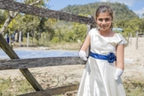Cleidy é exemplo de superação em sua comunidade, por ser uma jovem escritora premiada, mesmo tendo nascido sem as duas mãos. (Foto: Compassion)