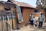 Casas de uma aldeia cristã foi incendiada após ataque por militantes Fulani. (Foto: Barnabas Fund)