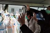 Pacientes recuperados do coronavírus se despedem de equipe médica em hospital da China. (Foto: Xinhua/Gao Xiang)