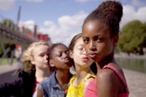 O filme "Lindinhas" exibe garotas de 11 anos em cenas nas quais dançam com movimentos sugestivos e sensuais, sendo apontado como uma exemplo de "pedofilia legalizada". (Imagem: Netflix)