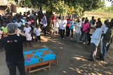 Pastor e missionário Elias Caetano pregando na aldeia de Chizizira, em Moçambique. (Foto: Missão Mãos Estendidas)