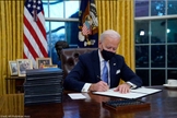 Em seu primeiro dia oficial de gestão, Joe Biden assinou uma nova ordem que protege a agenda transgênero nos EUA. (Foto: AP)
