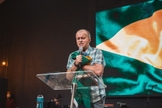 Com a bandeira do Brasil em mãos, pastor do MEVAM faz oração. (Foto: Instagram/Luiz Hermínio)