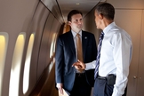 Presidente dos Estados Unidos, Barack Obama, em conversa com o porta-voz da Casa Branca, Josh Earnest. (Foto: Pete Souza/White House)