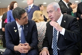O primeiro-ministro de Israel, Benjamin Netanyahu, em conversa com o presidente de Honduras, Juan Orlando Hernández, em Brasília. (Foto: Reuters)