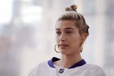 Hailey Bieber fala sobre sua fé e propósito na indústria da moda em “Now With Natalie” no canal da Hillsong. (Foto: Hillsong Channel)