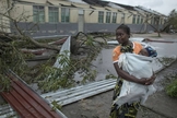 Mulher segura seu filho na cidade da Beira, devastada pelo ciclone Idai em Moçambique. (Foto: J. Estey/AP)