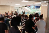 Manifestantes judeus hostilizaram crentes messiânicos na entrada de uma congregação em Jerusalém. (Foto: Reprodução/CBN News)