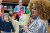Transformista lê para as crianças durante Drag Queen Story Time na Biblioteca Pública do Brooklyn, em Nova York. (Foto: AP Photo)