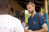 Dr. Kent Brantly com paciente na Libéria antes de contrair o Ebola em julho de 2014. (Foto: Samaritan’s Purse)