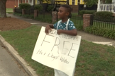 Jermaine Bell, de 6 anos, usou o dinheiro de seu aniversário para comprar alimentos para evacuados do furacão Dorian. (Foto: Reprodução/WJBF)