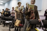 Testemunhas de Jeová cantam hinos durante reunião em Rostov do Don, na Rússia. (Foto: Getty Images)