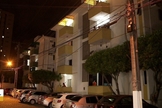 Moradores fazem orações nas janelas de prédios e casas em Maceió. (Foto: Reprodução/TV Gazeta)