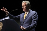 Prefeito de Nova York, Bill de Blasio, ameaçou fechar igrejas permanentemente se não houver suspensão dos cultos. (Foto: AP Photo/Seth Wenig)